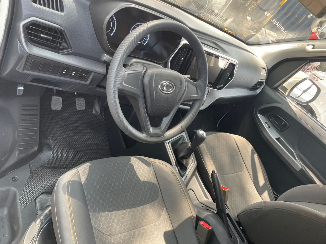 Nội Thất Xe Tera V6: Thoải Mái Cho Tài Xế